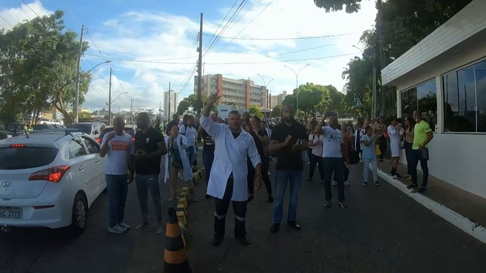 Enfermeiros colocam nariz de palhaço para cobrar pagamento do piso